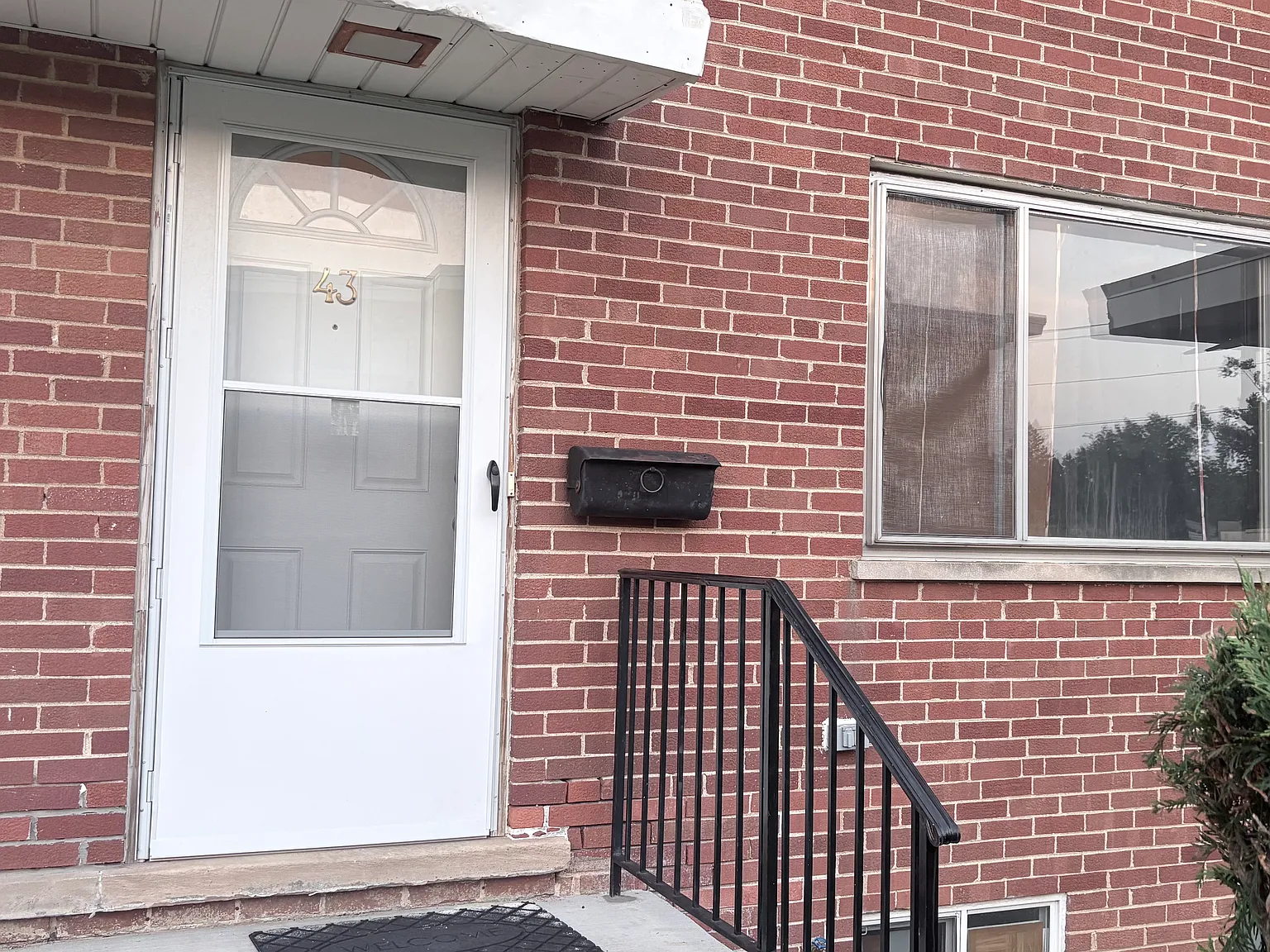 3 bed, 1.5 bath, 1150 sqft, $2,100 — Photo 2