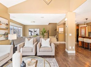 10 SE Discovery Ridge Hl SW #402, Calgary, AB T3H5X2