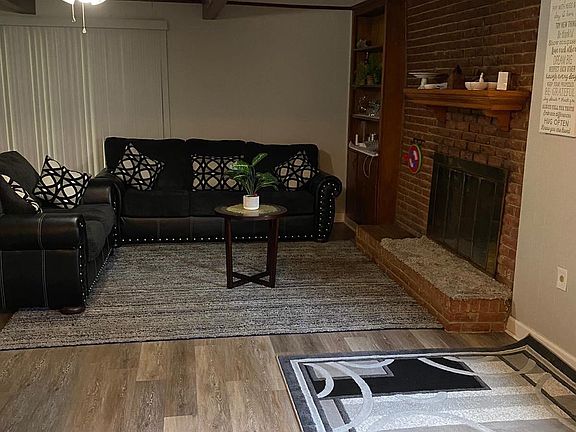 4th image of 206 Jacquelyn St