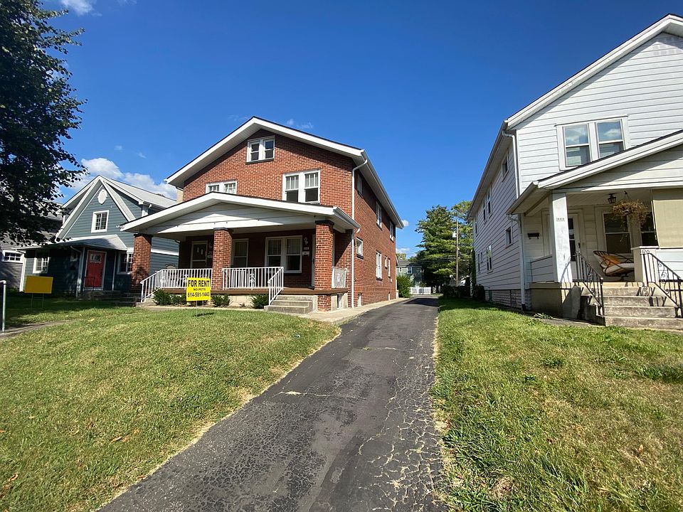 Exterior with shared driveway parking. Looking East. 906 is on the right side of the building.