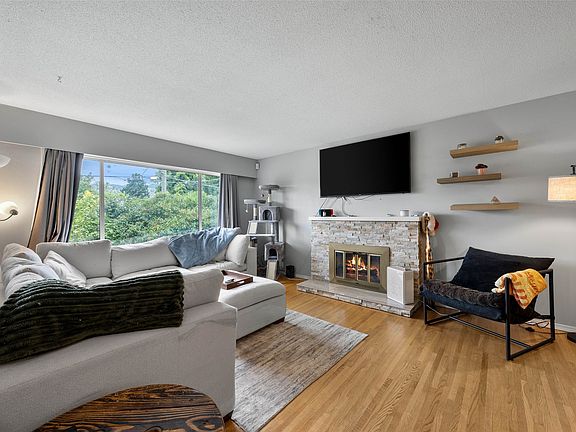 3rd image of 740 Sherwood Dr