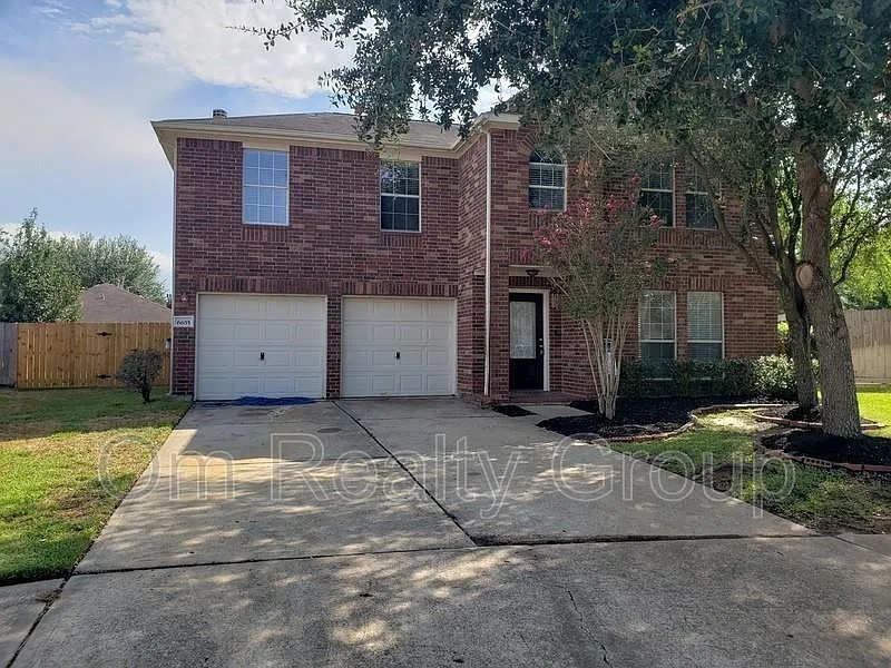 4 bed, 2.5 bath, 2738 sqft, $1,950 — Photo 1