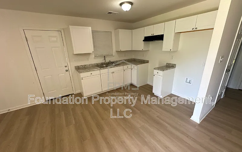 3 bed, 2.0 bath, 1209 sqft, $1,375 — Photo 4