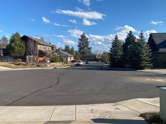 This is the cul-de-sac, plenty of turn around room.