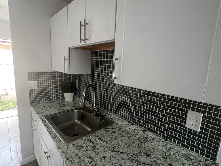 9528 Alameda St — Photo 1