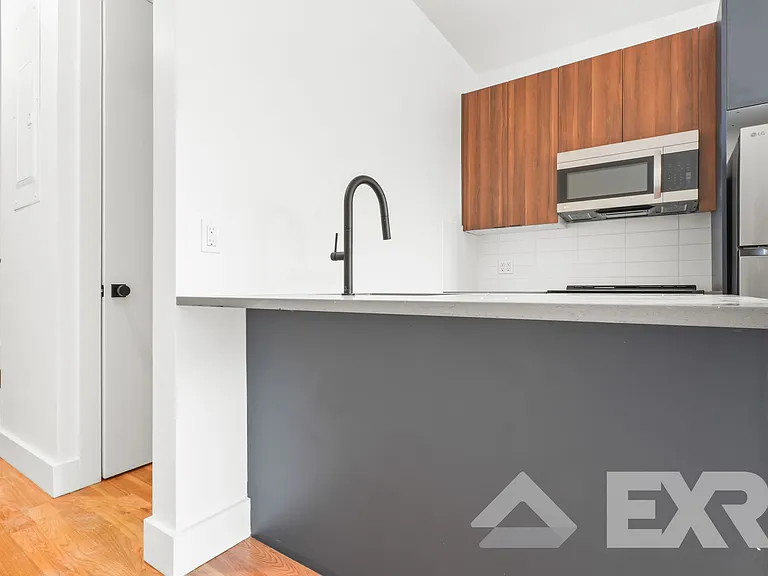 271 E 28th St #3D — Photo 3