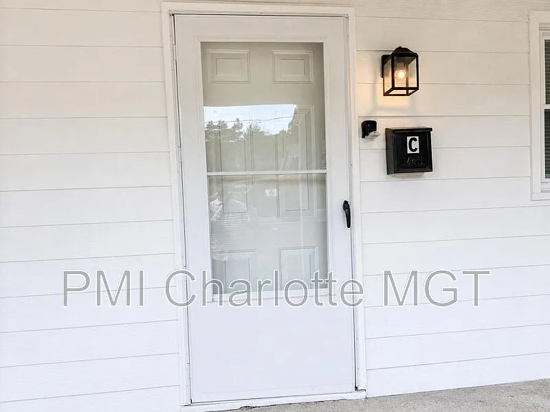 2 bed, 1.0 bath, 698 sqft, $1,080 — Photo 2