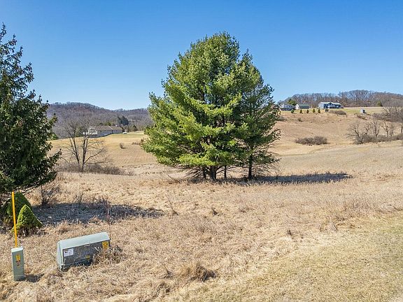4th image of 422 Summit Point Dr