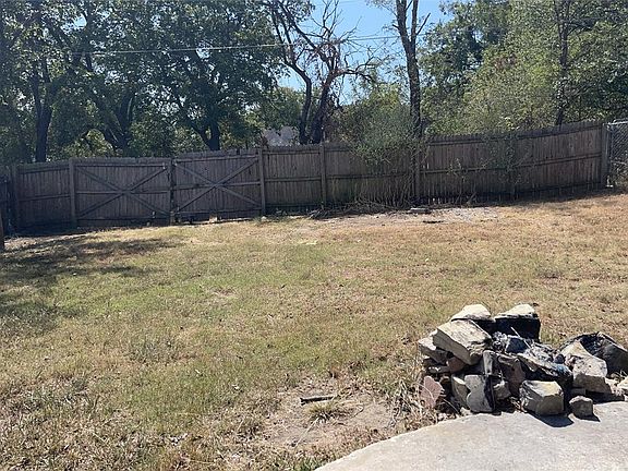 3rd image of 1811 Lewis Ave