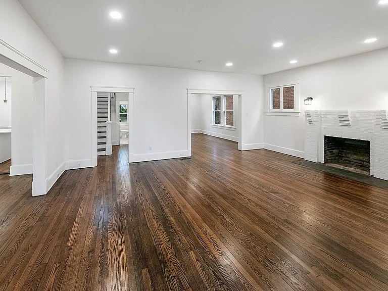104 E Glenwood Ave — Photo 3