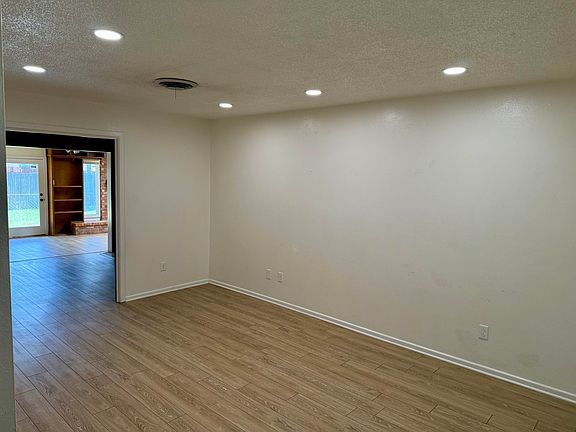 2nd image of 5425 46th St
