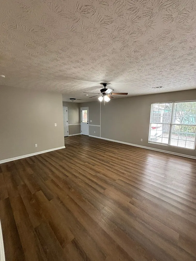 Spacious 3 Bedroom Home With Fenced Backyard — Photo 3