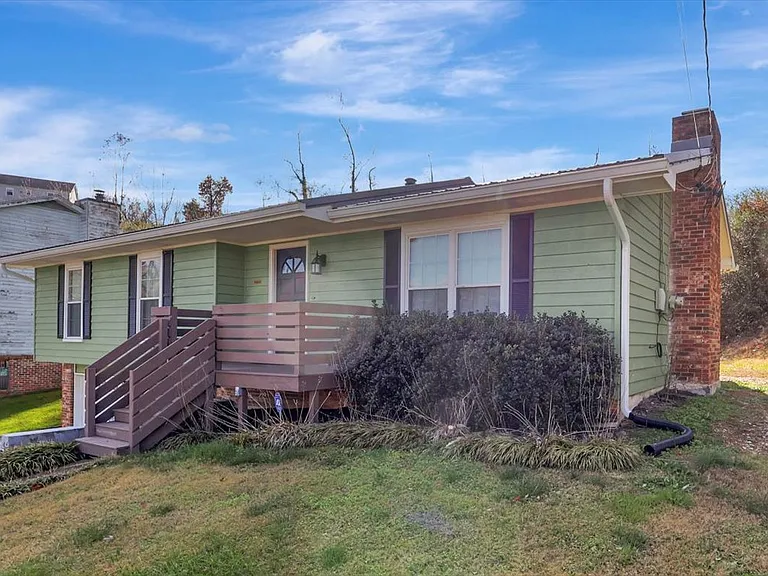 8102 Gladys Ln — Photo 2