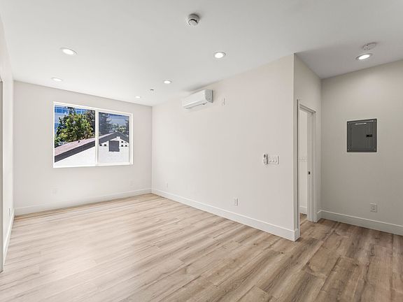 5th image of 1327 23rd St #C