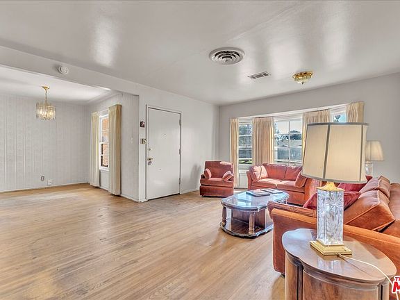 5th image of 13621 Addison St