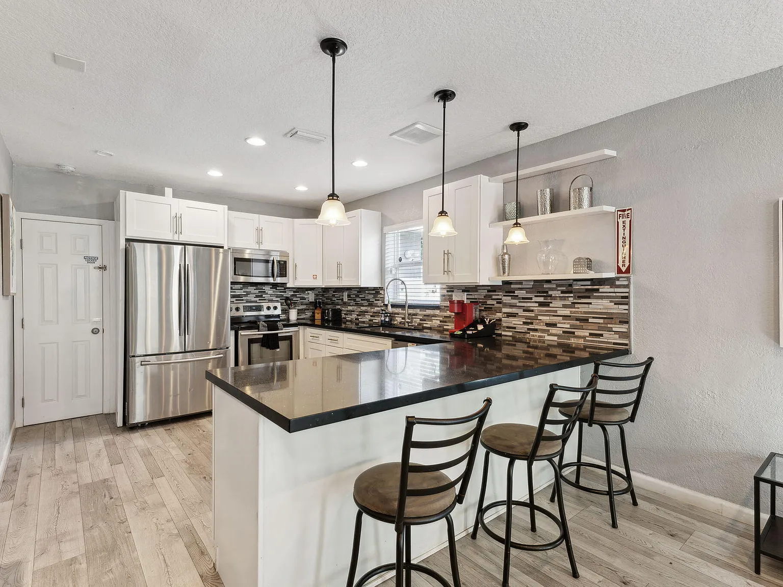 3 bed, 2.0 bath, 1347 sqft, $3,850 — Photo 2