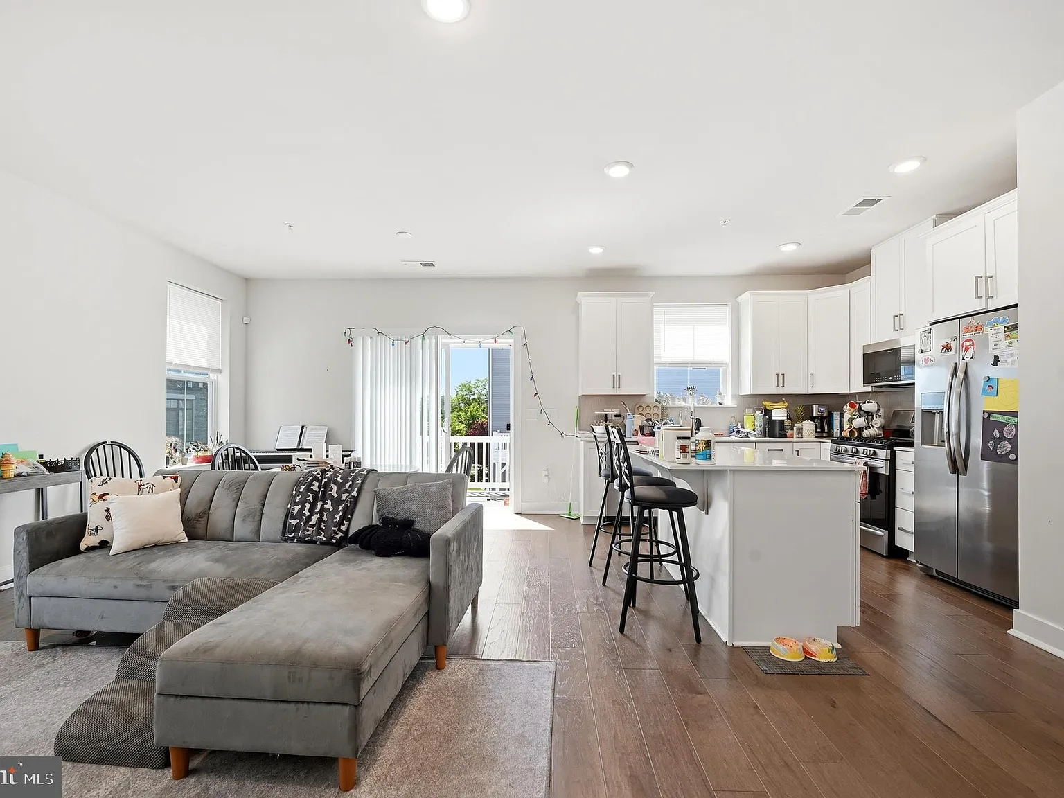 3 bed, 2.5 bath, 1958 sqft, $3,200 — Photo 4