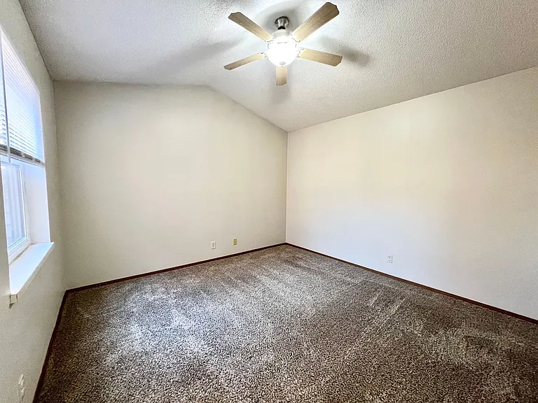 Oakridge Apartments — Photo 26