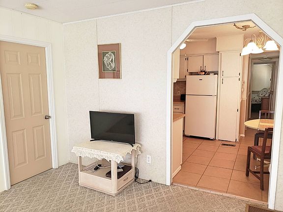 5th image of 213 3rd St W