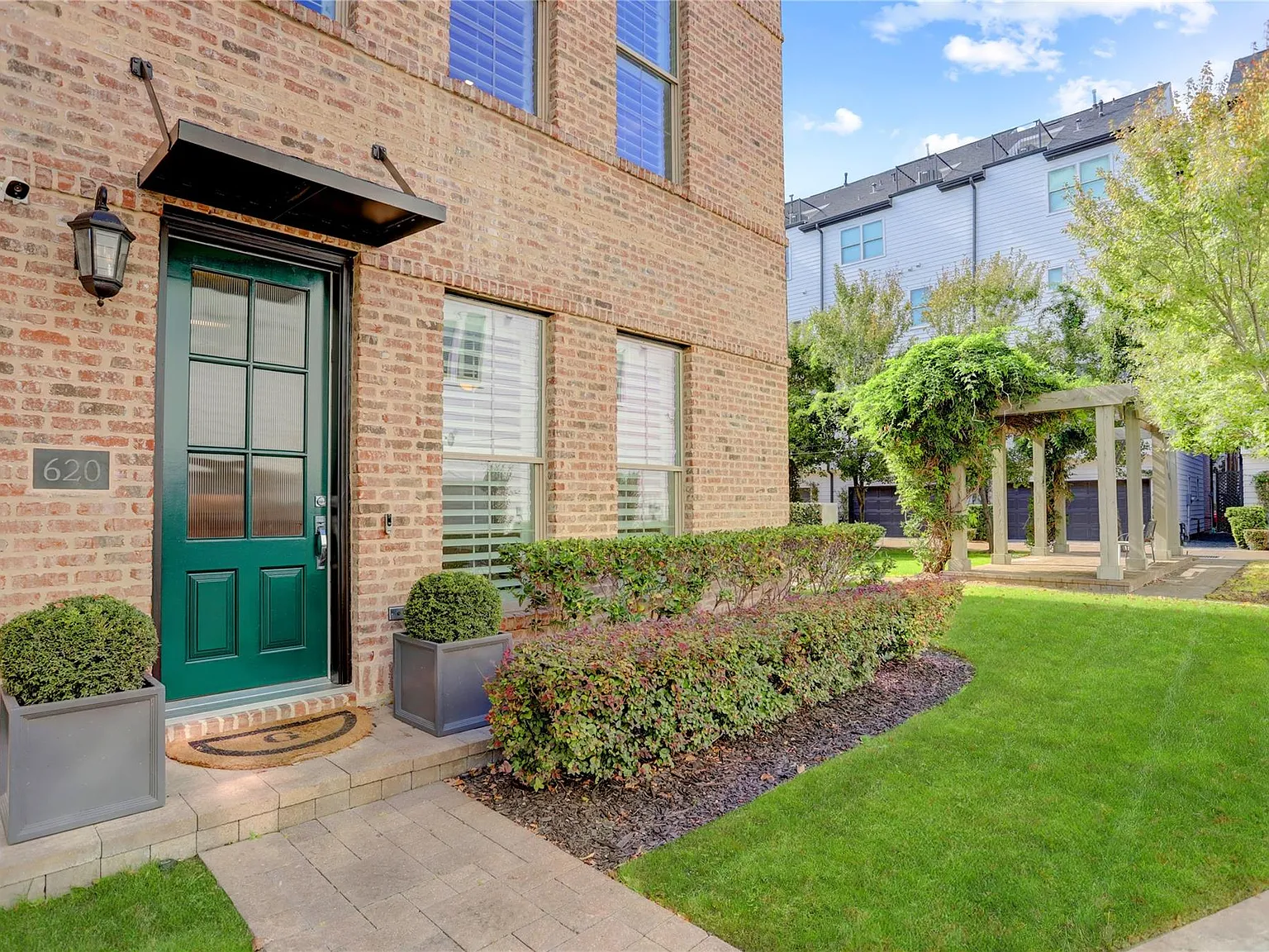 3 bed, 3.5 bath, 2458 sqft, $4,800 — Photo 3