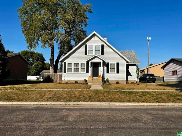 307 W Washington St, Elk Point, SD 57025