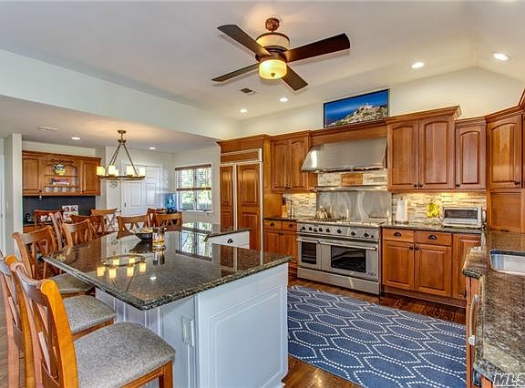 3rd image of 12 Wyona Ct