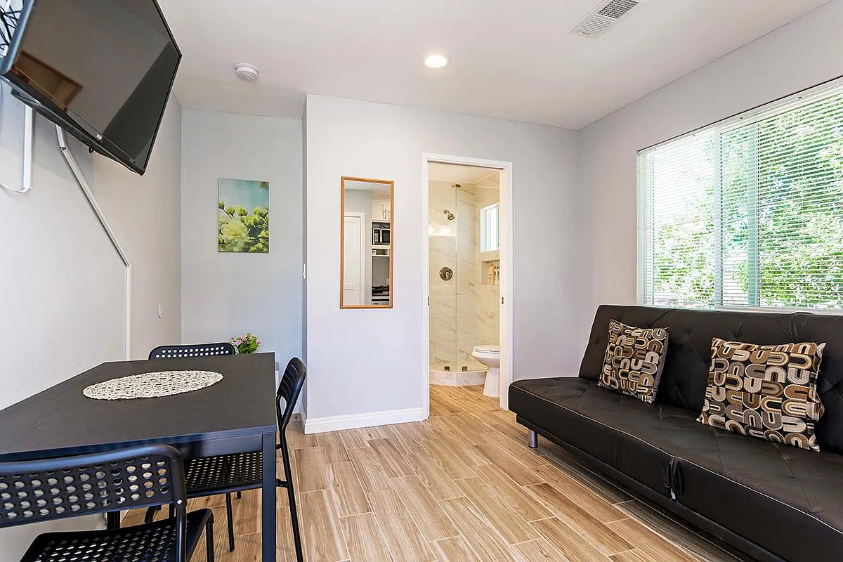 Studio, 300 sqft, $2,000 — Photo 2