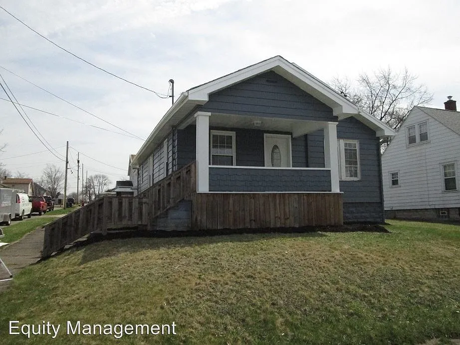 629 Lawrence Ave photo 1