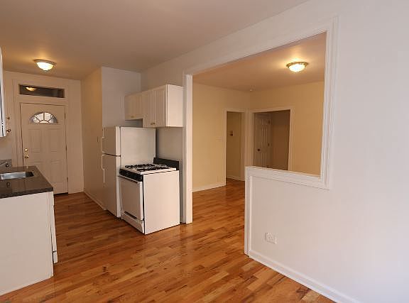 5th image of 630 W Cornelia Ave APT 1S