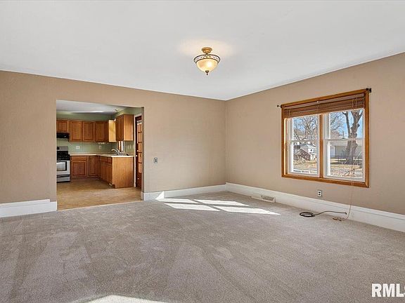 2nd image of 152 E Van Buren St