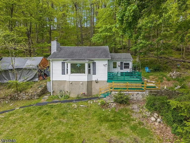 32 Hoffmans Crossing Rd — Photo 1