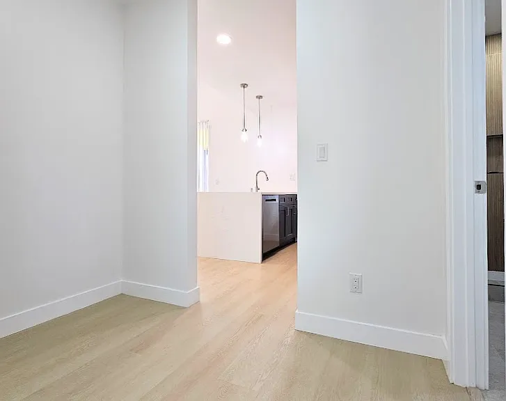 1270 Froude St #1270 — Photo 9