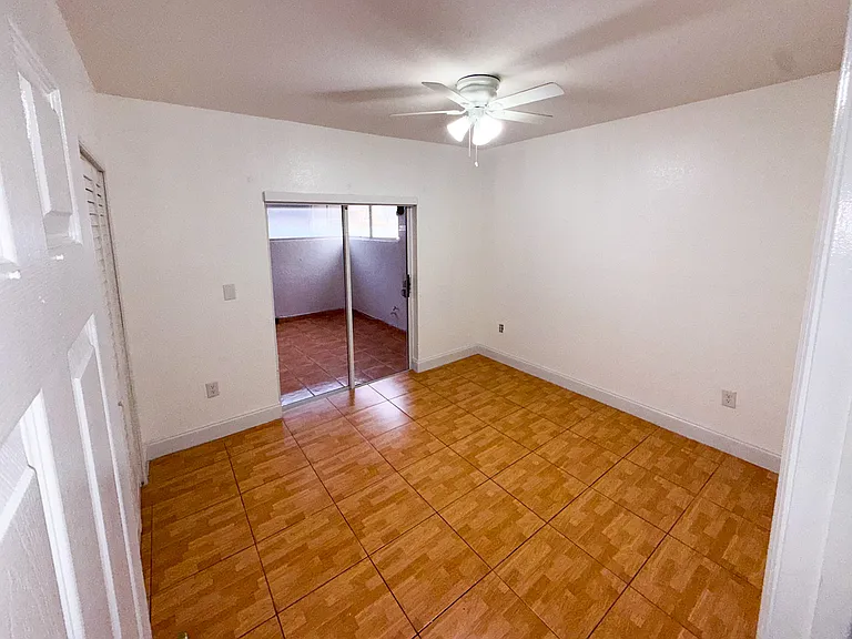 Room 1 / Cuarto 1 - Sliding door access to Florida Room