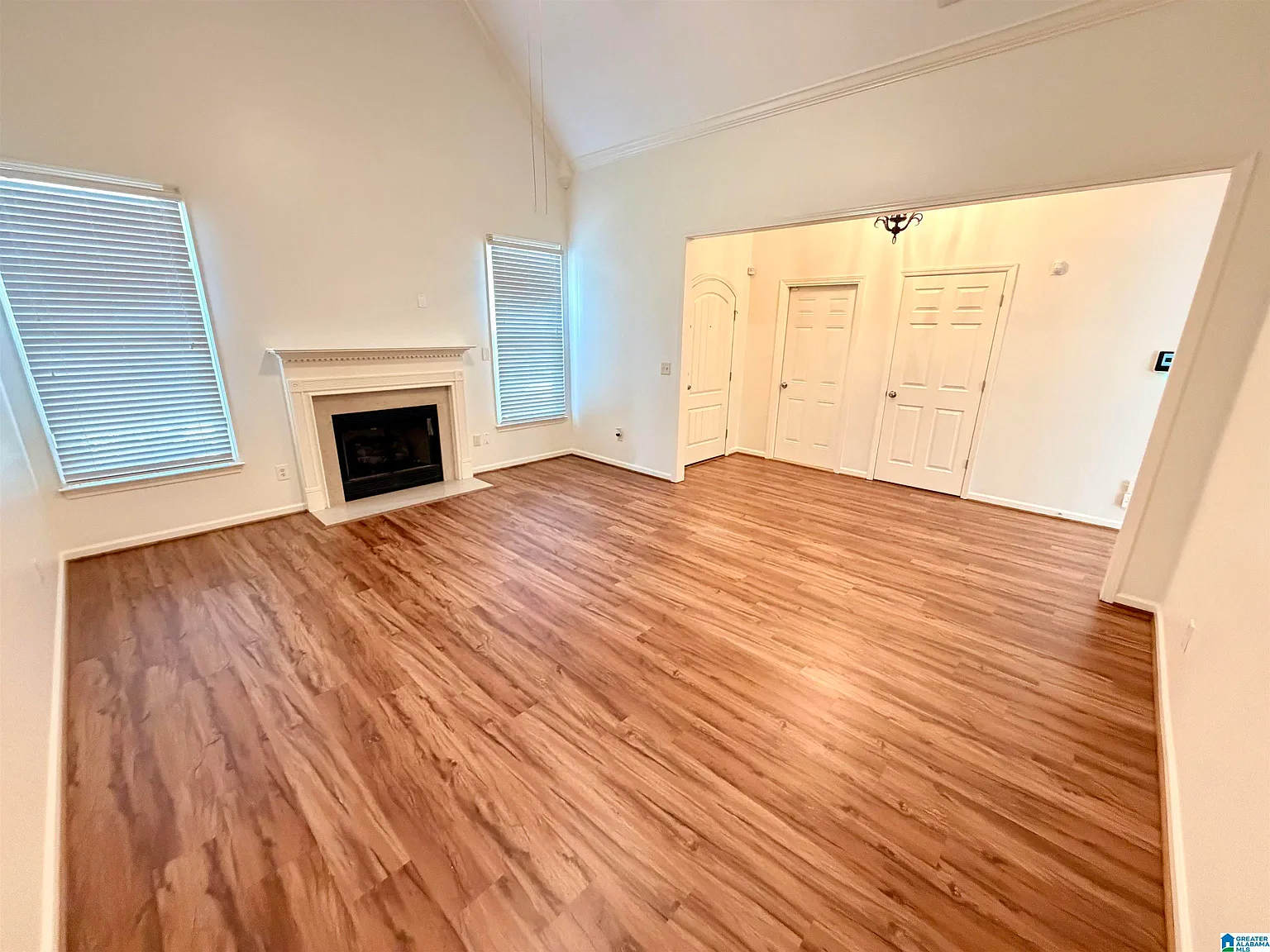 4 bed, 2.0 bath, 2010 sqft, $2,850 — Photo 3
