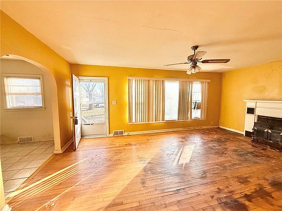 3rd image of 1503 W Poplar St
