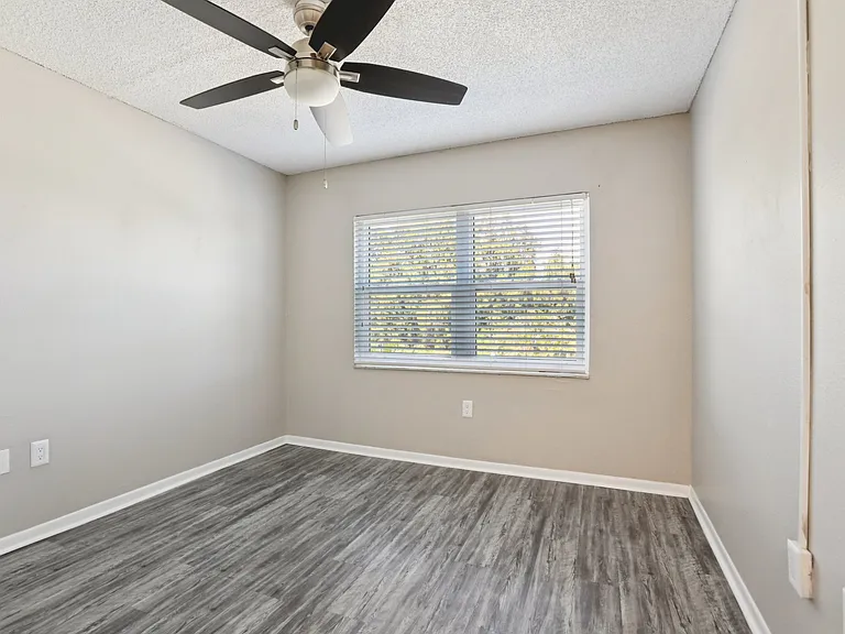 Sand Cove Apartments — Photo 11