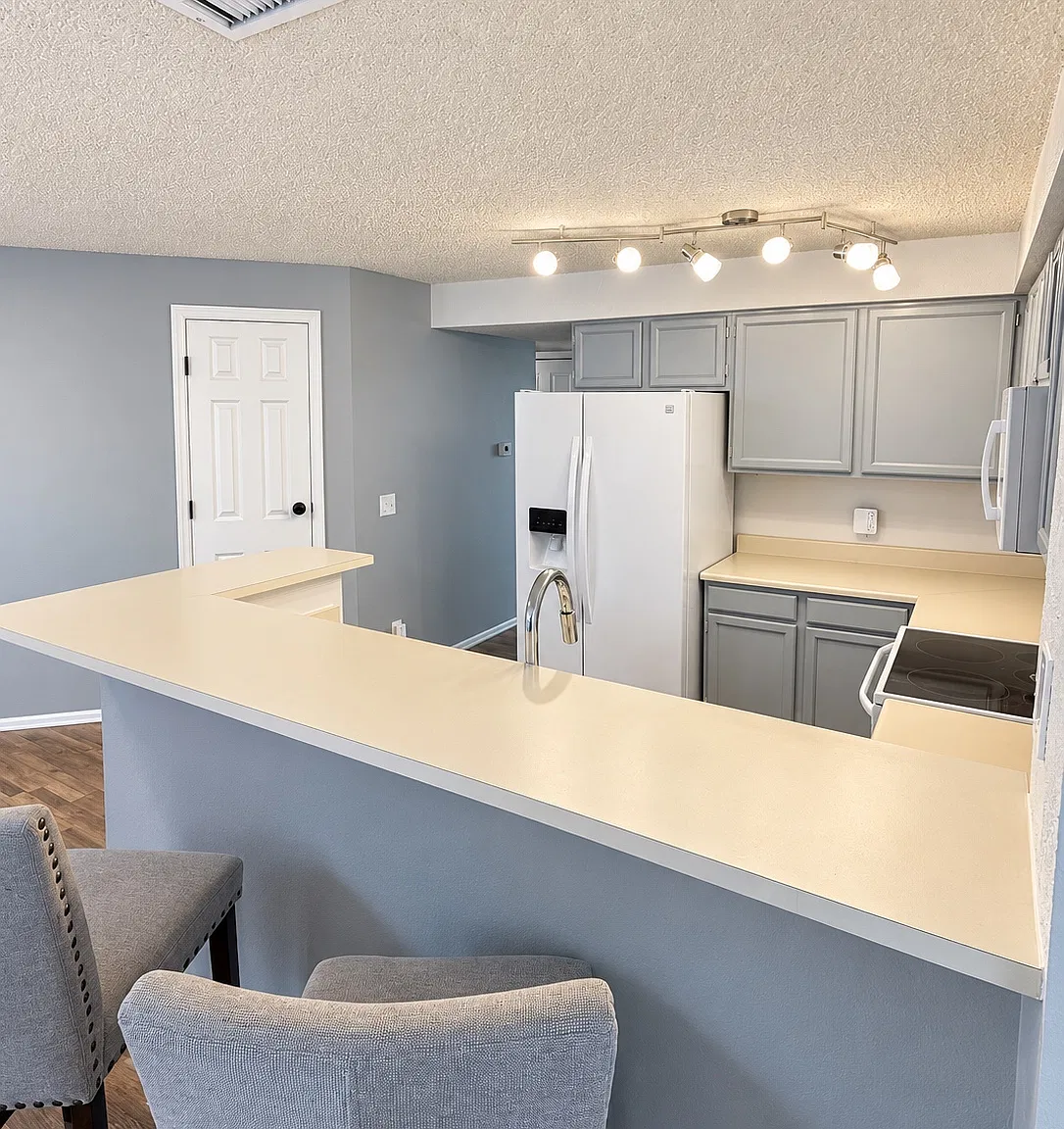 2 bed, 1096 sqft, $1,850 — Photo 2