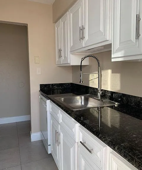 Royal Oak Condominiums — Photo 21