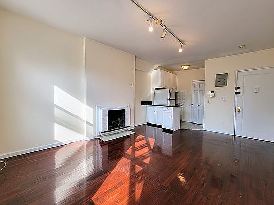 3rd image of 309 E 37th St APT 3B