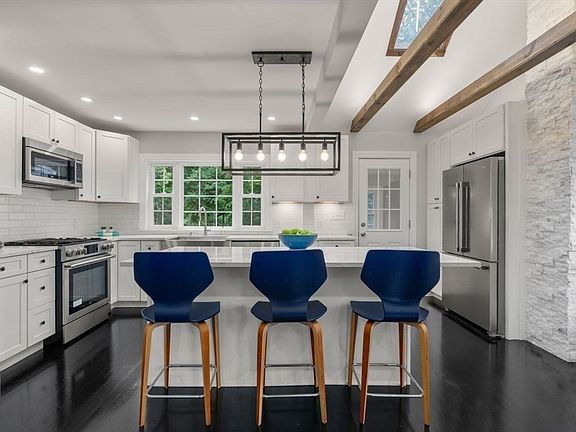 3rd image of 62 Bacon St