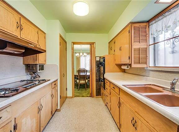 3rd image of 6609 Kingsbury Dr