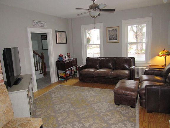 5th image of 92 Oak St