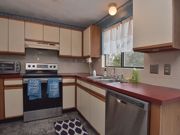 3rd image of 206 Pinewood Dr
