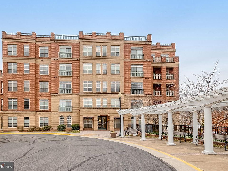 1st image of 680 Watermans Dr APT 301