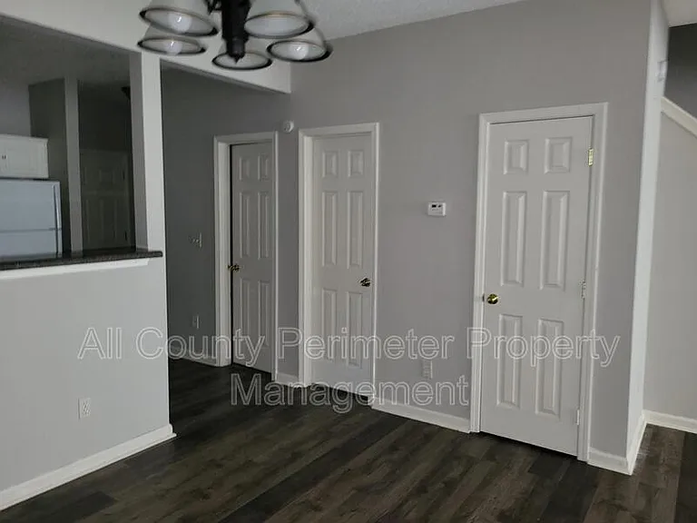 7620 Creekside Ln — Photo 4
