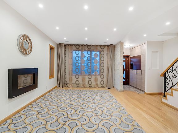 4th image of 162 Mackenzie St #1