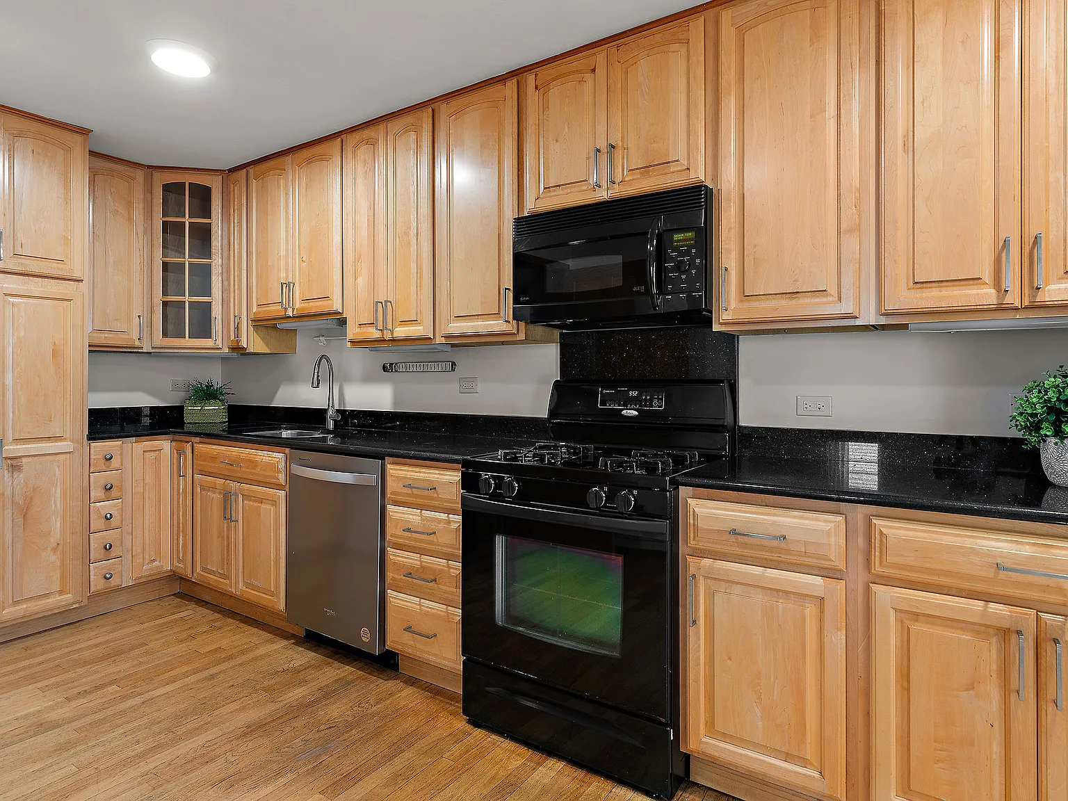 3 bed, 2.5 bath, 1757 sqft, $3,795 — Photo 2