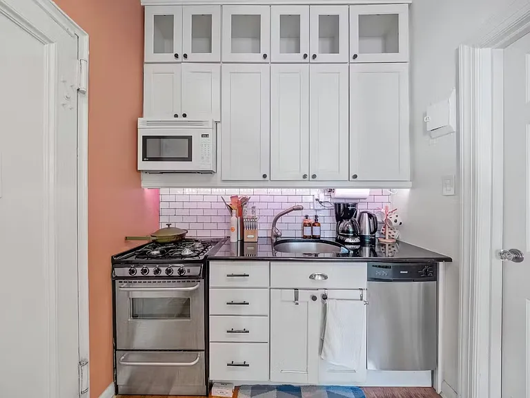 238 E 30th St #3R — Photo 3