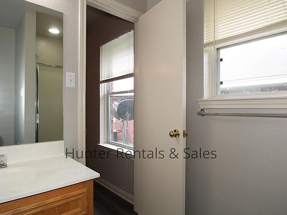 3rd image of 923 Rosewood Dr APT A
