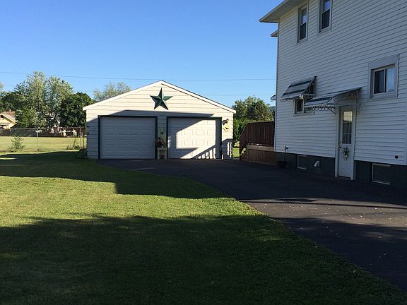 side of house w/ garage